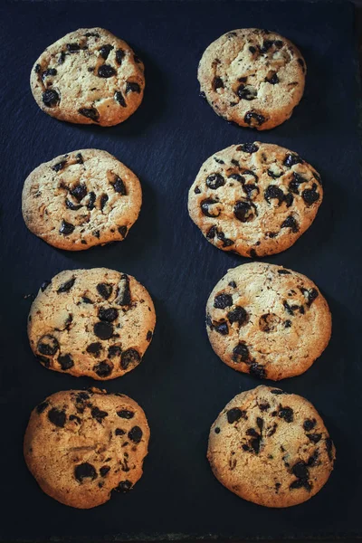 黒の背景に焼きたてのクッキー — ストック写真
