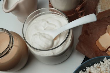 Süt ürünleri masada.