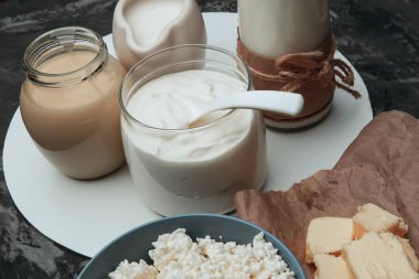 Süt ürünleri masada.