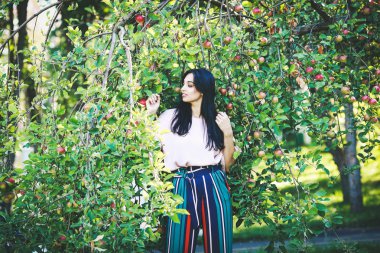 güzel genç kadın elma ağaçlarında