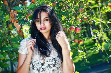 güzel genç kadın elma ağaçlarında