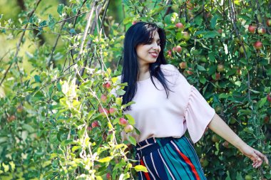 güzel genç kadın elma ağaçlarında