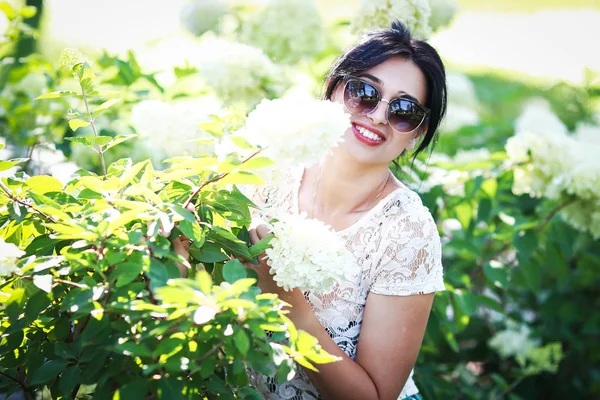 Bella Giovane Donna Nel Parco Sorride Gode Della Bellezza Degli — Foto Stock