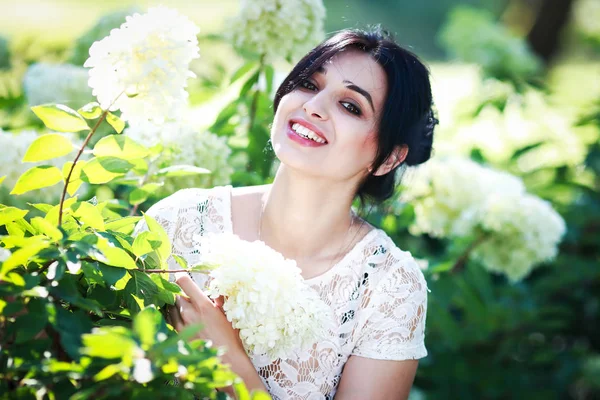 Beautiful Young Woman Park She Smiles Enjoys Beauty Trees — Stock Photo, Image