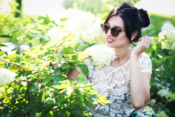 Mooie Jonge Vrouw Het Park Lacht Geniet Van Schoonheid Van — Stockfoto