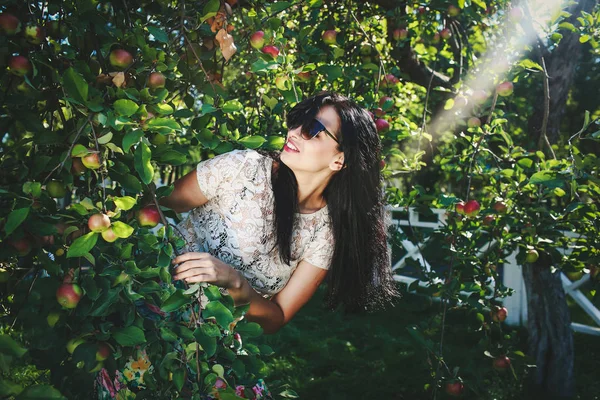 Bella Giovane Donna Nel Parco Sorride Gode Della Bellezza Degli — Foto Stock