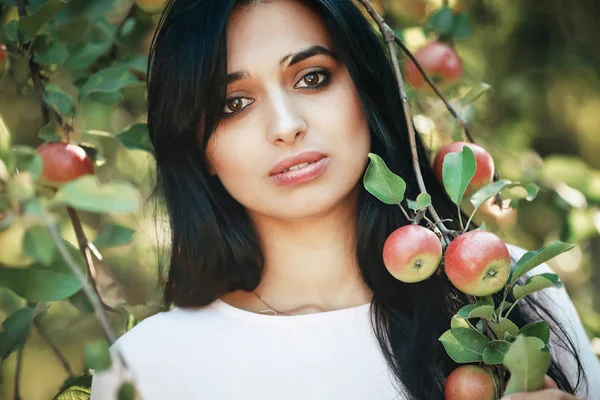 苹果树上美丽的年轻女子 — 图库照片