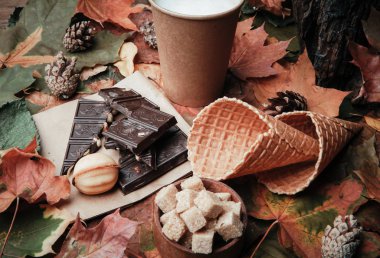 Sonbahar Park yapraklarda çeşitli tatlılar