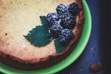 Kahvaltı. Kahve ve pasta ile masaya doldurma meyve.