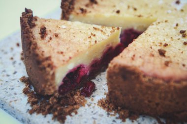 Kahvaltı. Kahve ve pasta ile masaya doldurma meyve.