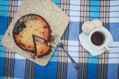 Kahvaltı. Kahve ve pasta ile masaya doldurma meyve.