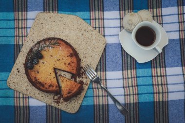 Kahvaltı. Kahve ve pasta ile masaya doldurma meyve.