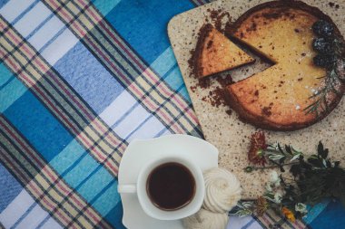 Kahvaltı. Kahve ve pasta ile masaya doldurma meyve.
