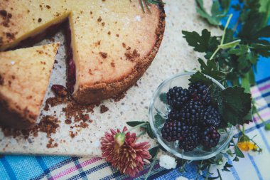 Kahvaltı. Kahve ve pasta ile masaya doldurma meyve.