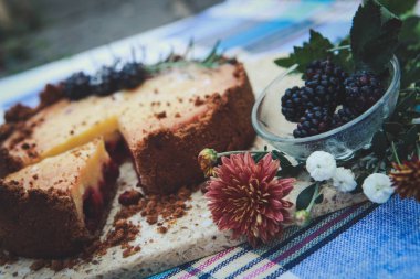 Kahvaltı. Kahve ve pasta ile masaya doldurma meyve.