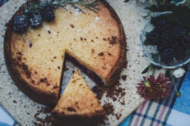 Kahvaltı. Kahve ve pasta ile masaya doldurma meyve.