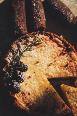 Kahvaltı. Kahve ve pasta ile masaya doldurma meyve.