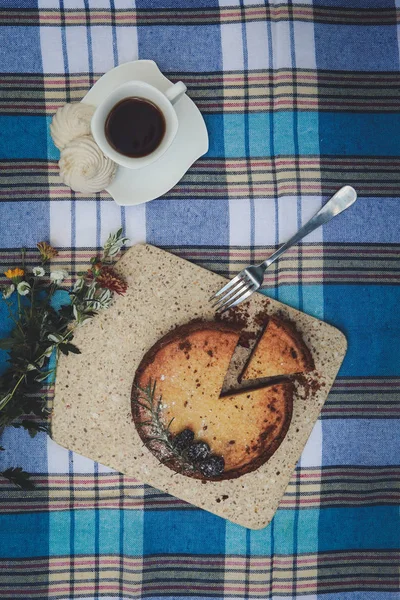 Kahvaltı. Kahve ve pasta ile masaya doldurma meyve.