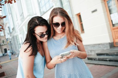 seyir telefon ve gülümseyen iki genç kadın