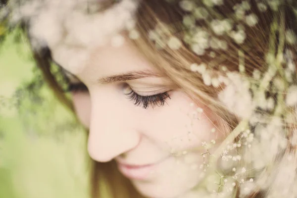 Une Fille Dans Une Couronne Fleurs Champs — Photo