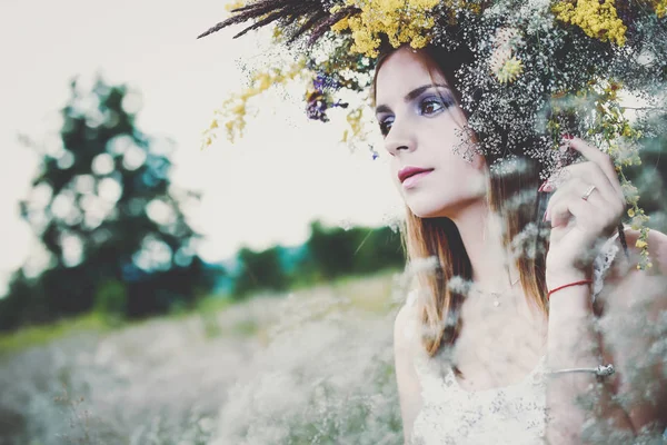 Une Fille Dans Une Couronne Fleurs Champs — Photo