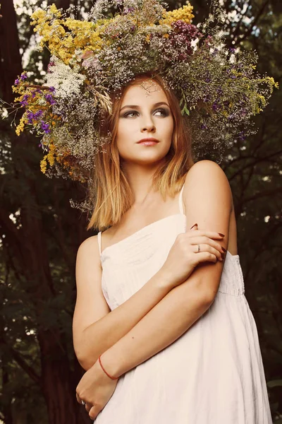 Ein Mädchen Einem Kranz Aus Feldblumen — Stockfoto