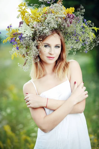 Une Fille Dans Une Couronne Fleurs Champs — Photo