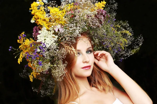野の花の花輪の女の子 — ストック写真