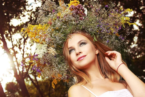 Une Fille Dans Une Couronne Fleurs Champs — Photo