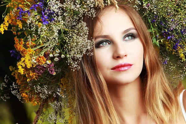 Une Fille Dans Une Couronne Fleurs Champs — Photo