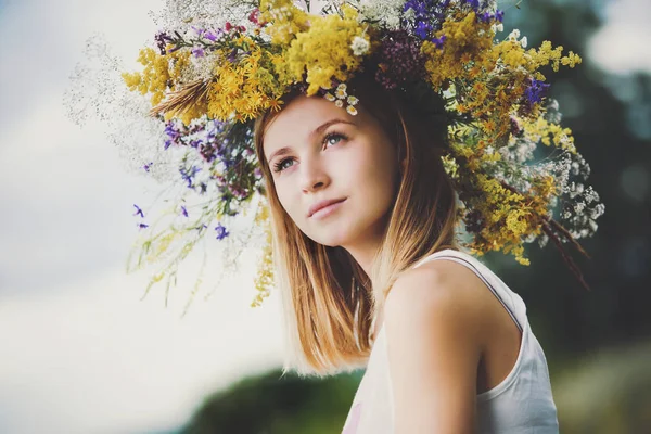 Girl Wreath Field Flowers — Stock Photo, Image