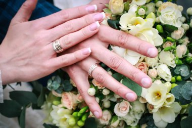 Gelin ve damat gelin buketi üzerinde parmak üzerinde alyans