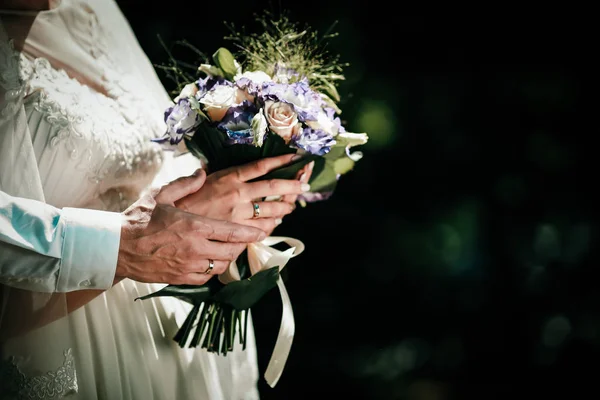 Wedding Rings Fingers Bride Groom Bridal Bouquet — Stock Photo, Image