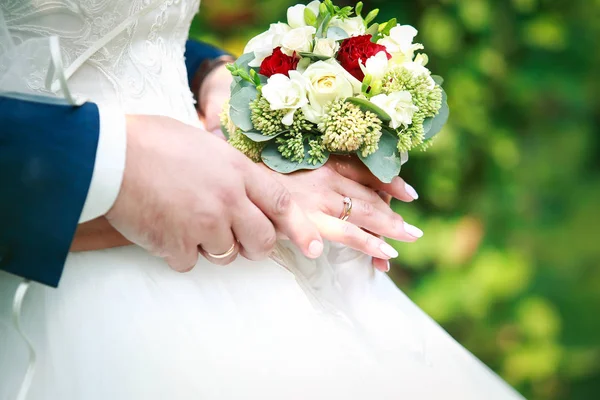 Обручальные Кольца Пальцах Жениха Невесты Свадебном Букете — стоковое фото