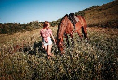 bir atı ile bir alanda güzel kadın