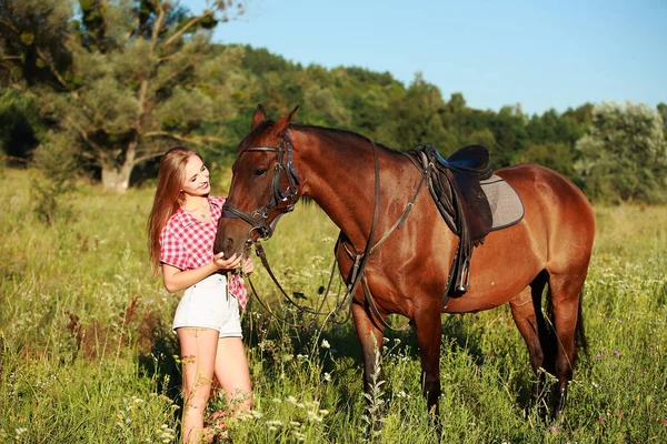 Mooie Vrouw Een Veld Met Een Paard — Stockfoto