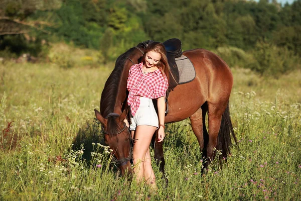 Hermosa Mujer Campo Con Caballo —  Fotos de Stock