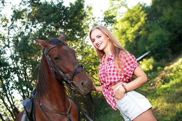 Hermosa Mujer Campo Con Caballo —  Fotos de Stock