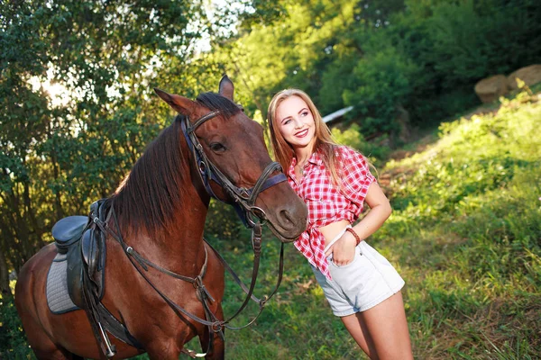 Bella Donna Campo Con Cavallo — Foto Stock