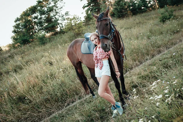 Mooie Vrouw Een Veld Met Een Paard — Stockfoto