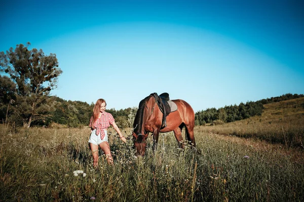 Hermosa Mujer Campo Con Caballo —  Fotos de Stock