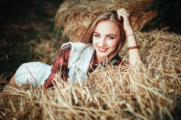 Tarlada güzel bir kadın