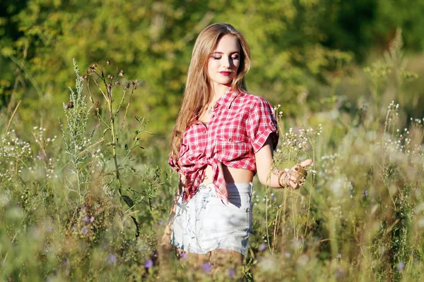 Tarlada güzel bir kadın