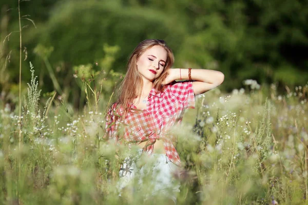 Tarlada güzel bir kadın