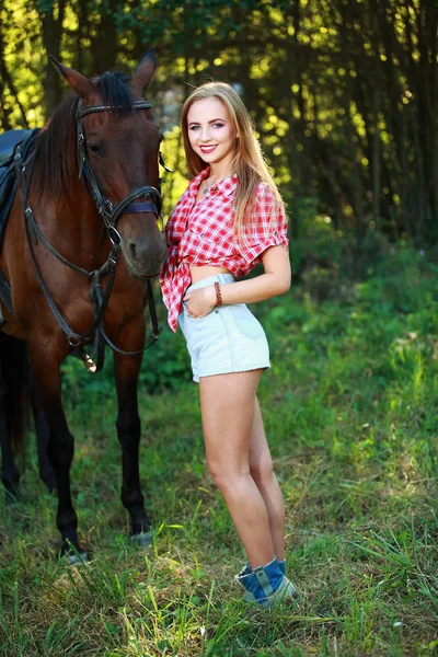 Mulher Bonita Campo Com Cavalo — Fotografia de Stock