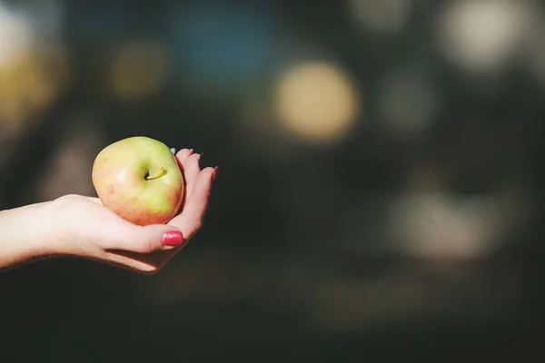 Apple Rukou Mladé Ženy — Stock fotografie