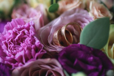 Alyanslar düğün buketinde