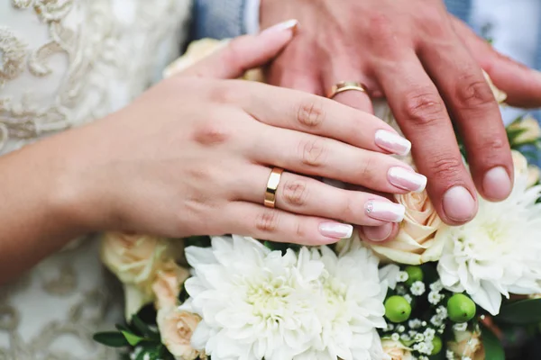 Ruce Novomanželů Svatební Kytici — Stock fotografie