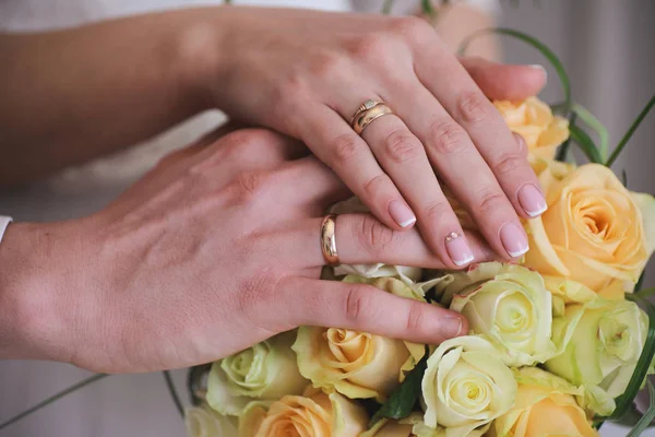 Händerna Nygifta Bröllopsbuketten — Stockfoto