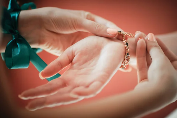 Poner Una Pulsera Mano —  Fotos de Stock